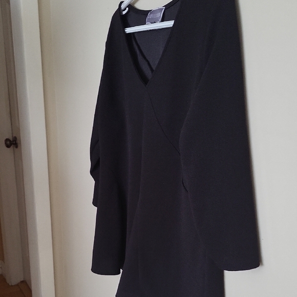 Elegant Black V-Neck Top by Guillaume – Classic, Stylish & Versatile Wardrobe Es - Picture 5 of 11